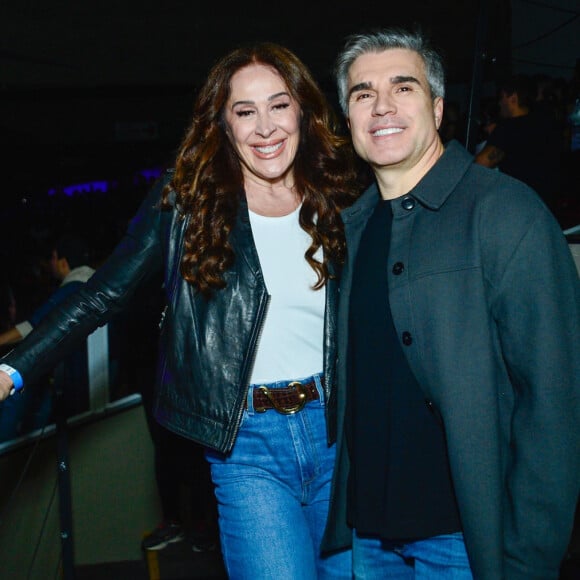 Claudia Raia e Jarbas Homem de Mello foram ao show de Bruno Mars em SP