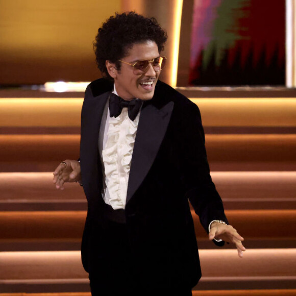 Bruno Mars fez questão de ir ao palco cumprimentar os sertanejos