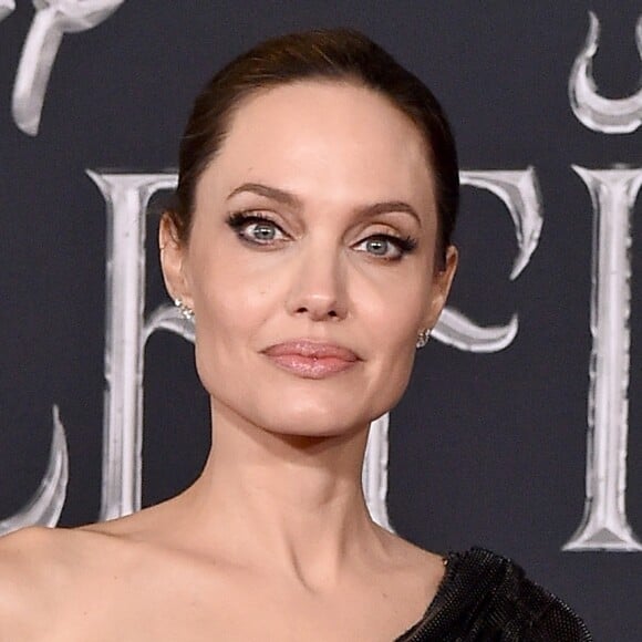 Nos últimos anos, Angelina Jolie tem preocupado o público com seu corpo e rosto mais magros