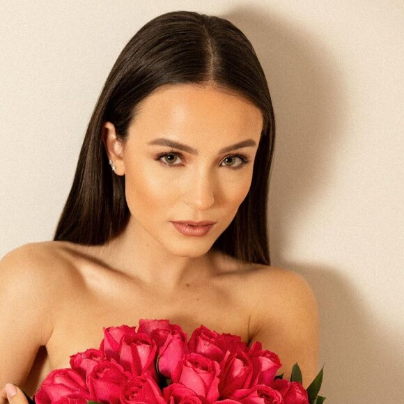 Larissa Manoela utiliza suas redes sociais para alertar sobre a importância do autoexame e da prevenção do câncer de mama durante o Outubro Rosa