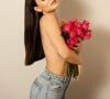 Larissa Manoela compartilha uma foto com seios cobertos por um buquê de rosas, reforçando a mensagem do Outubro Rosa