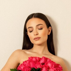 Larissa Manoela possui uma tatuagem em homenagem aos seus cachorros