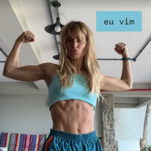 Carolina Dieckmann exibiu seu corpo musculoso em um conjunto azul de short e top, especialmente a barriga sarada