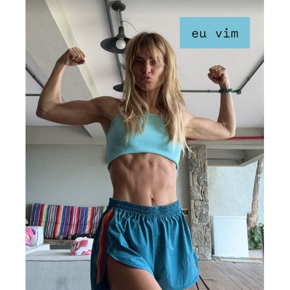 Carolina Dieckmann exibiu seu corpo musculoso em um conjunto azul de short e top, especialmente a barriga sarada