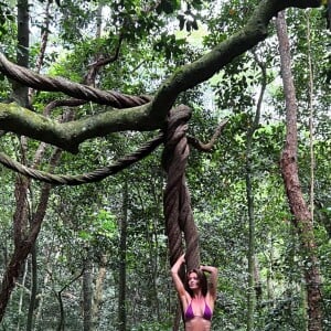 Cintia Dicker garante estar bem de saúde e, em uma viagem pelos Estados Unidos, voltou a causar na web