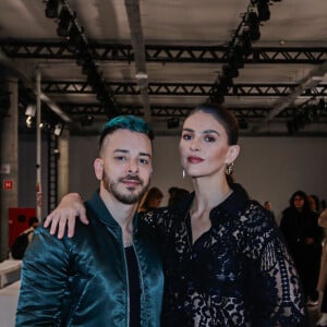 Junior Lima e Monica Benini foram ao São Paulo Fashion Week neste domingo