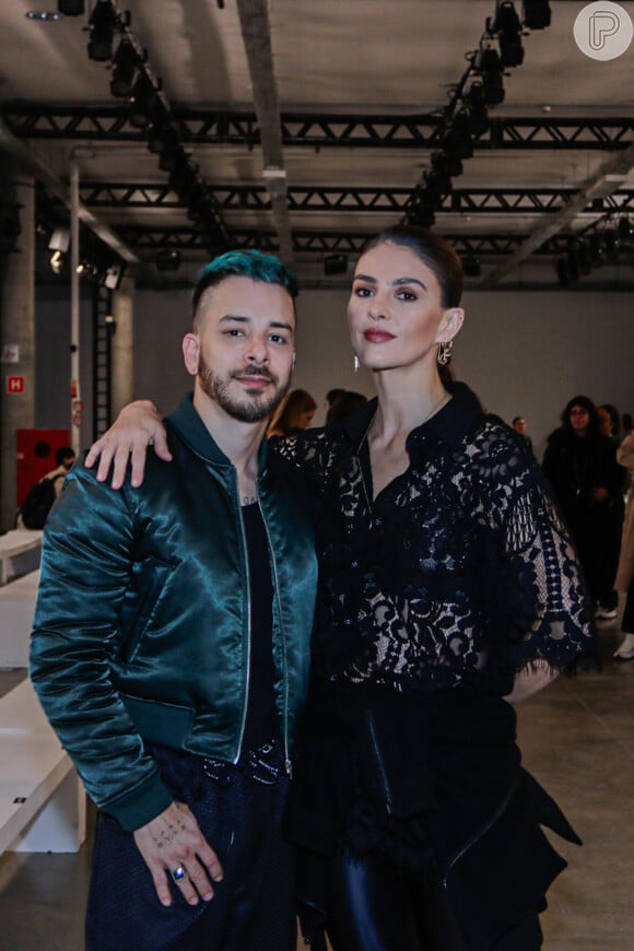 Junior Lima e Monica Benini foram ao São Paulo Fashion Week neste domingo