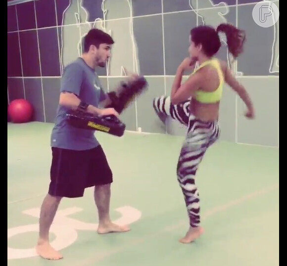 Anitta mostra que está treinando pesado para manter a boa forma