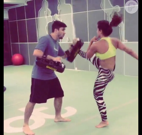 Com a ajuda do personal trainer Rodrigo Ruiz, Anitta treinou chutes