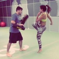 Anitta dá chutes durante treino de muay thai. Confira o vídeo!