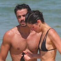 Agatha Moreira, de biquíni cintura baixa, curte praia do Rio com Rodrigo Simas, com direito a beijão de novela. Veja fotos!