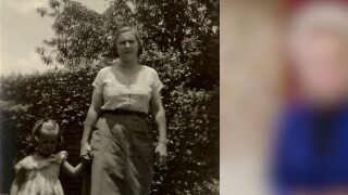 Reconhece? Há cerca de 70 anos, essa menininha caminhava com a mãe em um pomar; hoje é um dos maiores ícones da televisão brasileira