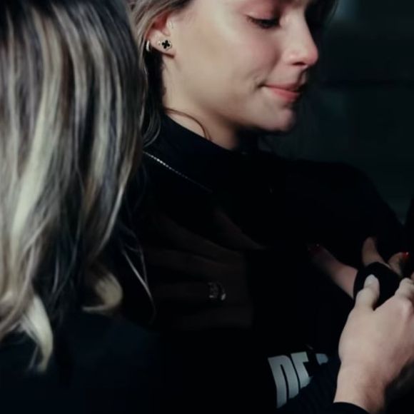 Além disso, também é possível observar que o casal usava roupas iguais, sendo uma espécie de blusa de mangas compridas preta que dizia 'Yo nací de nuevo'.