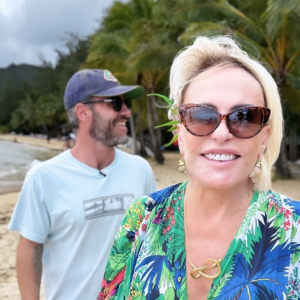 Nesta quinta-feira (31), Ana Maria Braga publicou um vídeo e várias fotos mostrando seu look praiano para a gravação