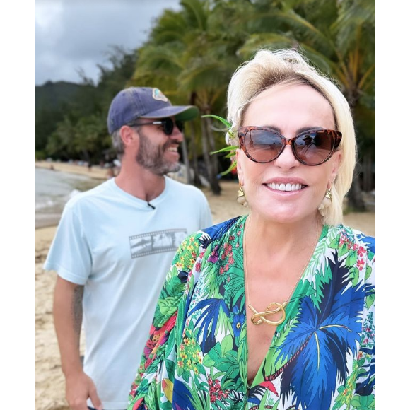 Nesta quinta-feira (31), Ana Maria Braga publicou um vídeo e várias fotos mostrando seu look praiano para a gravação