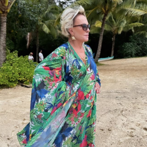 Ana Maria Braga posou usando um conjunto de biquíni e saída de praia bastante coloridos