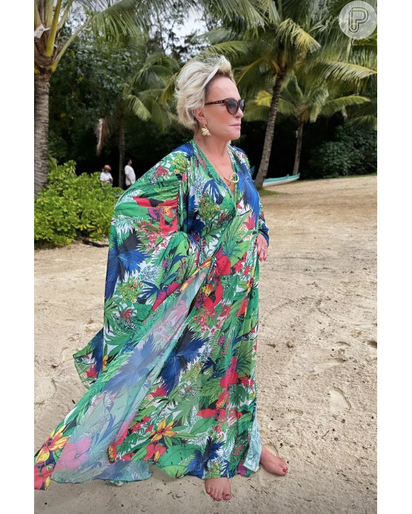 Ana Maria Braga posou usando um conjunto de biquíni e saída de praia bastante coloridos