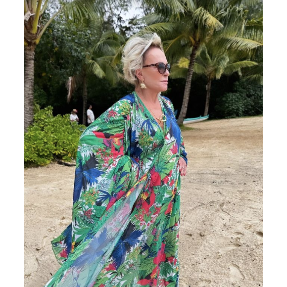 Ana Maria Braga posou usando um conjunto de biquíni e saída de praia bastante coloridos