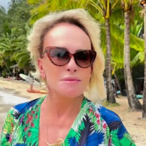 Ana Maria Braga posa de biquíni e saída de praia em gravação do 'Mais Você' na praia; web reage