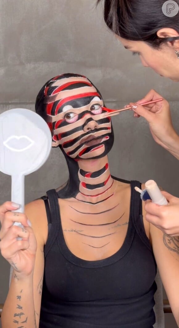 Bianca Andrade sendo maquiada por Juliette com os produtos da "Boca Rosa" para o Halloween