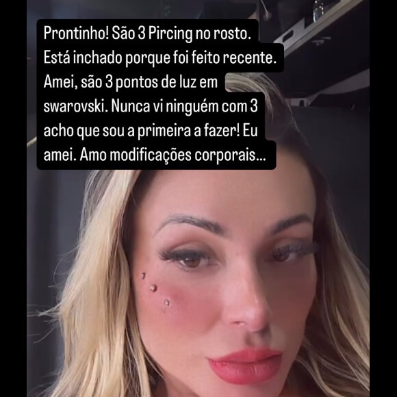 Andressa Urach mostrou novo rosto após implantar piercings no osso zigomático