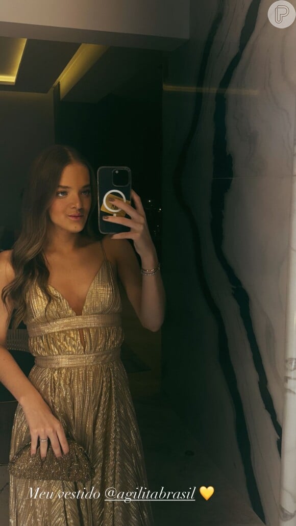 Para a ocasião, Rafa Justus escolheu um vestido dourado com o comprimento até os pés, muito elegante