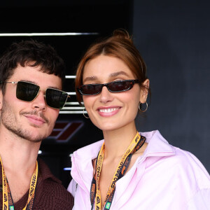 Match fashion! Sasha Meneghel usa calça idêntica ao marido, João Lucas, e casal esbanja estilo em evento de F1