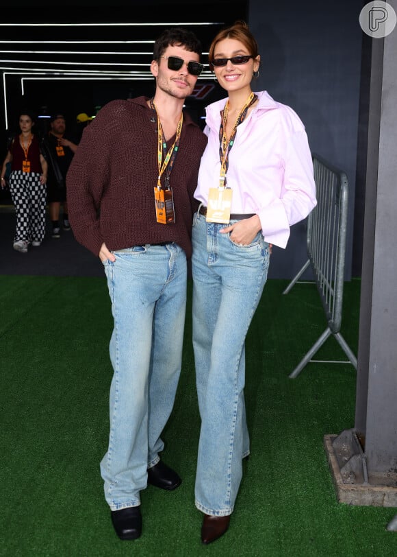 Match fashion! Sasha Meneghel usa calça idêntica ao marido, João Lucas, e casal esbanja estilo em evento de F1