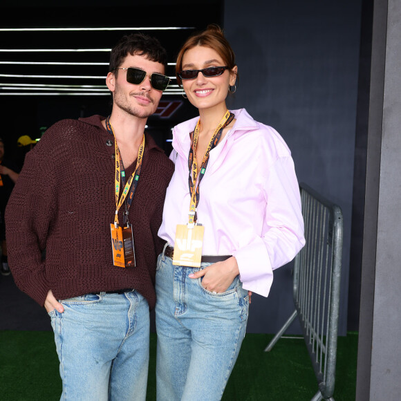 Match fashion! Sasha Meneghel usa calça idêntica ao marido, João Lucas, e casal esbanja estilo em evento de F1