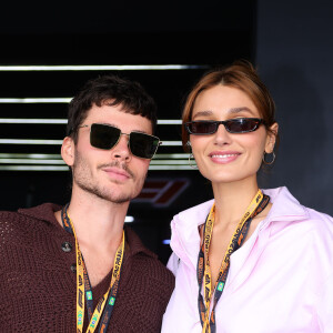 Sasha Meneghel e João Lucas usam calça de corte reto e levagem clara em evento