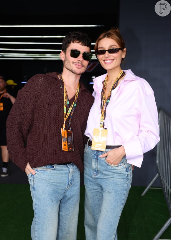 Sasha Meneghel e João Lucas trocam carinhos em bastidor de evento