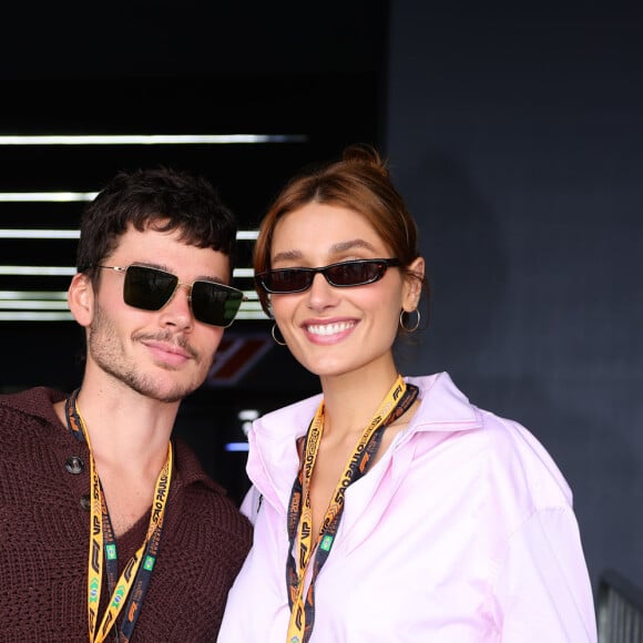 Sasha Meneghel e João Lucas trocam carinhos em bastidor de evento