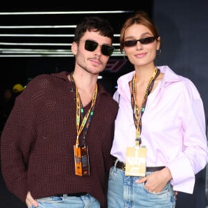 Match fashion! Sasha Meneghel usa calça idêntica ao marido, João Lucas, e casal esbanja estilo em evento de F1