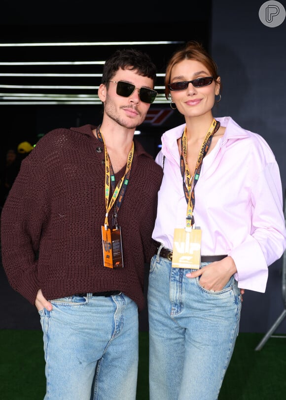 Match fashion! Sasha Meneghel usa calça idêntica ao marido, João Lucas, e casal esbanja estilo em evento de F1