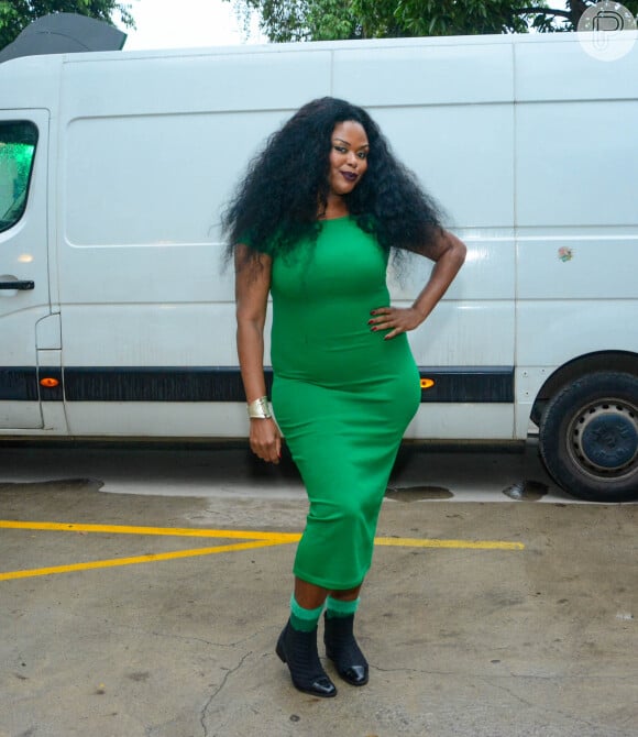 Carla Cristina foi com look todo verde para festa de lançamento de 'Garota do Momento'