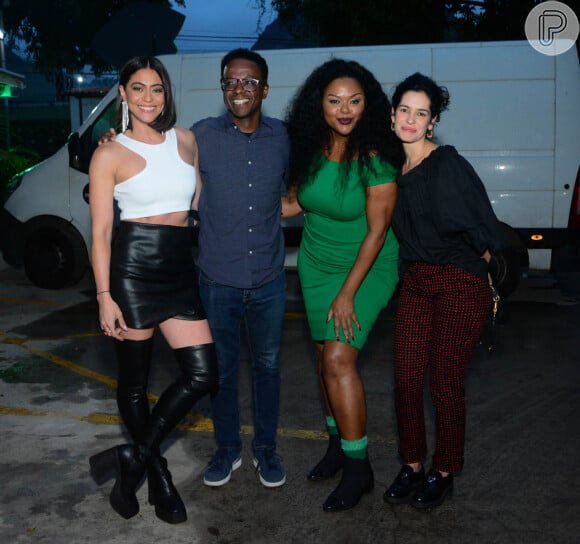 Famosos posam para fotógrafos em festa de lançamento de 'Garota do Momento'