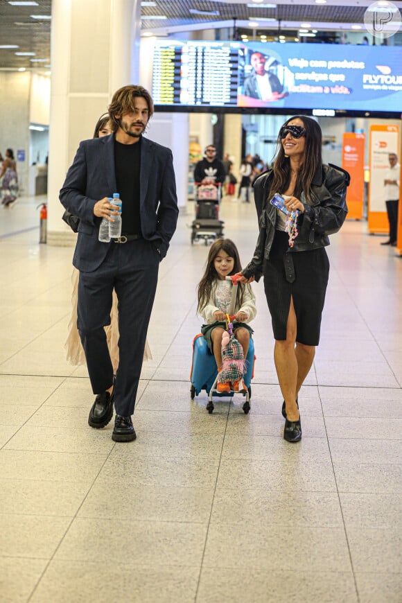 Sabrina Sato e Nicolas Prattes foram clicados em aeroporto do Rio com a filha da apresentadora, Zoe, pouco mais de um mês antes da gravidez do casal ser revelada