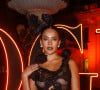 Bella Campos deixou a lingerie à mostra e apostou em transparência e recortes em look all black para o Baile de Gala de Día de Muertos em 6 de novembro de 2024