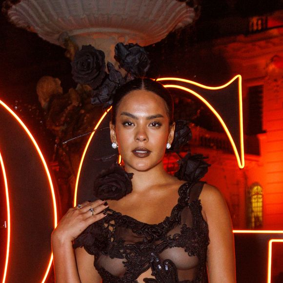 Bella Campos deixou a lingerie à mostra e apostou em transparência e recortes em look all black para o Baile de Gala de Día de Muertos em 6 de novembro de 2024