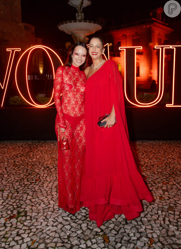 Ticiane Pinheiro e Bruna Pinheiro combinaram look vermelho. Sobrinha da apresentadora elegeu transparência e renda na roupa