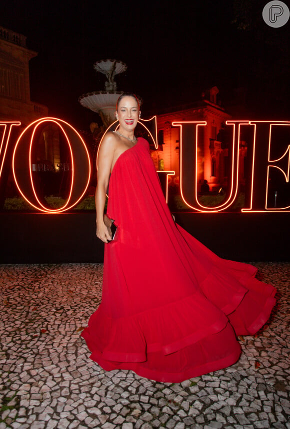 Ticiane Pinheiro elegeu um longo vestido vermelho assimétrico para o Baile de Día de Muertos da Vogue