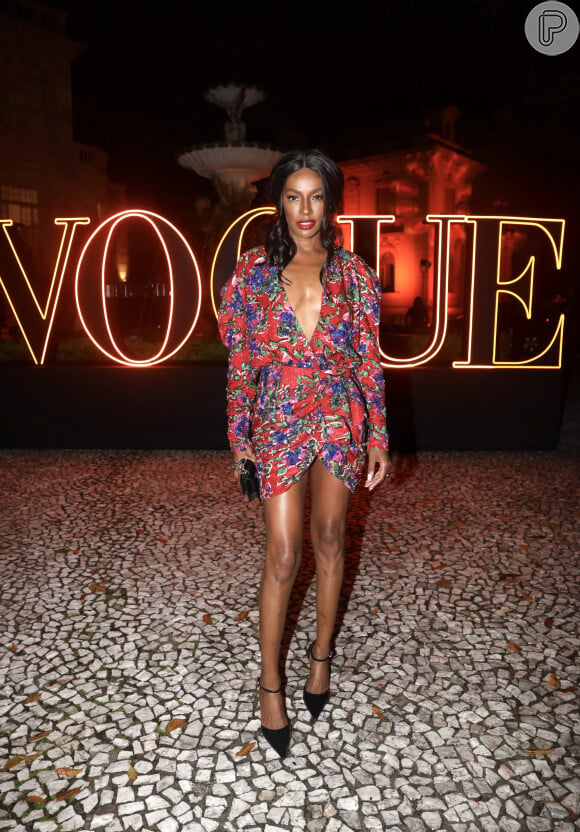 Pathy de Jesus elegeu look estampado e com decote para o Baile de Día de Muertos da Vogue