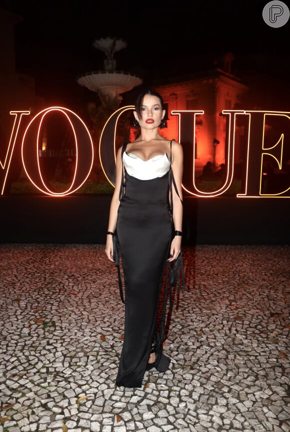 Juliette foi com look preto e branco no Baile de Día de Muertos da Vogue em São Paulo