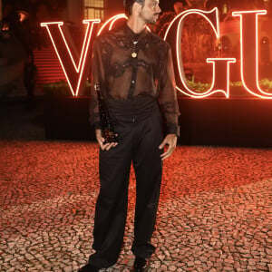 Rodrigo Simas, com blusa transparente, e sem Agatha Moreira, foi ao Baile de Día de Muertos da Vogue