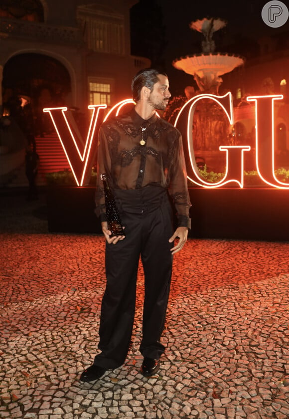 Rodrigo Simas, com blusa transparente, e sem Agatha Moreira, foi ao Baile de Día de Muertos da Vogue