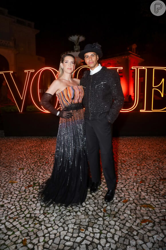 Apresentador da Globo, Thiago Oliveira foi com a mulher, Bruna Matuti, ao baile de Gala de Día de Muertos da Vogue