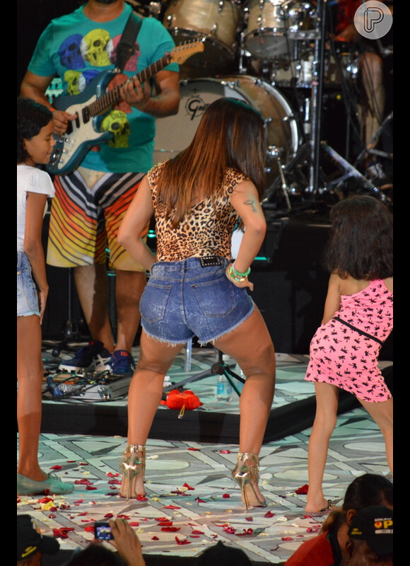 Anitta rebola ao lado de fãs no Sarau Kids, na Bahia