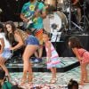 Anitta dança acompanhada de crianças no Sarau Kids, organizado por Carlinhos Brown, na Bahia