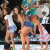 Anitta dança acompanhada de crianças no Sarau Kids, organizado por Carlinhos Brown, na Bahia, em 29 de janeiro de 2015