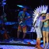 Anitta canta com Carlinhos Brown no Sarau Kids